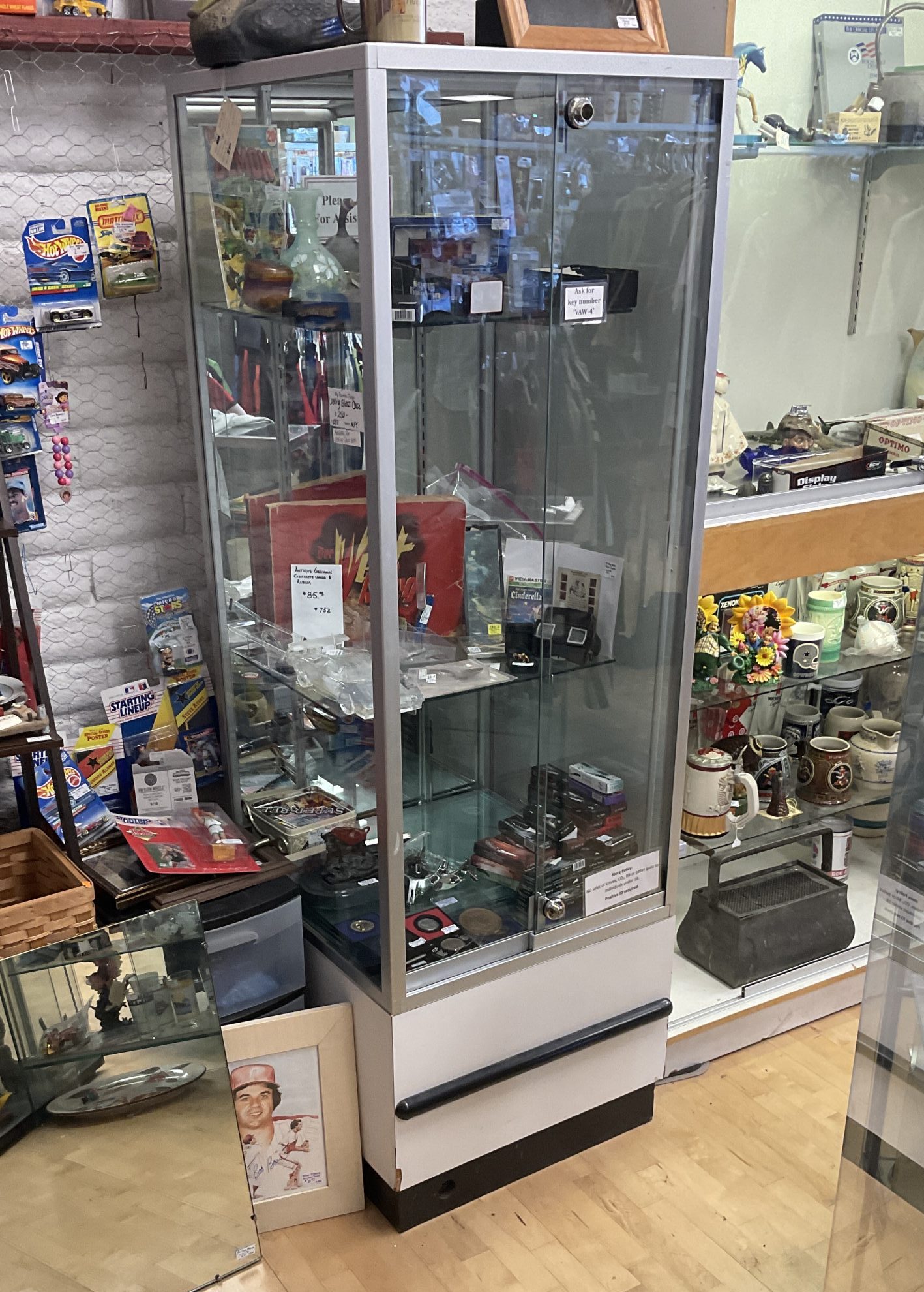 Aluminum and glass locking display case